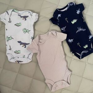 Lot of 3 Carters Short-sleeve Onesies 🦕 Dinosaur Motif Size Preemie